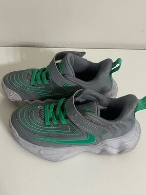 Nike Kids Gray and Green‎ Hook-and-Loop Sneakers Size 10